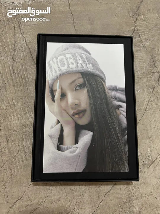 البوم بلاكبينك ليسا(LALISA) بحالة جديدة مع بوستر من جهتين وفوتوكارد اصلية  وبوستكارد وphoto book