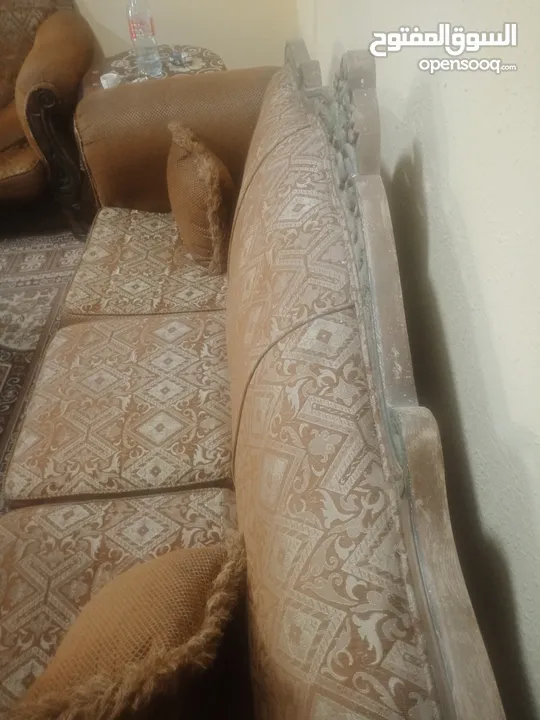 طقم كنب ثقيل مع طاولة و طربيزات للبيع مع البوفية 60