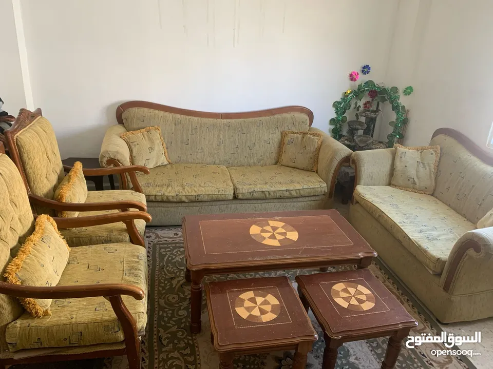 طقم كنب مع طاولات للبيع