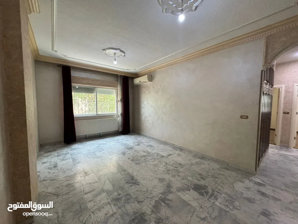 شقه طابق اول 190 متر خلف سوق السلطان