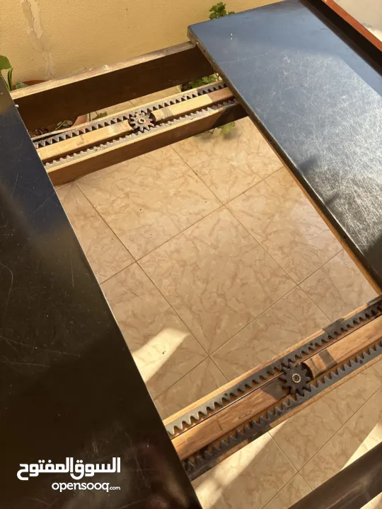 طاولة سفرة ثقيلة بحالة ممتارة