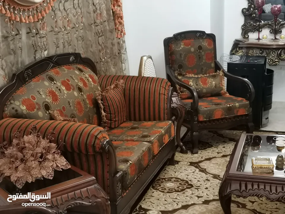 طقم كنب زان بحالة الوكالة بسعر مغري