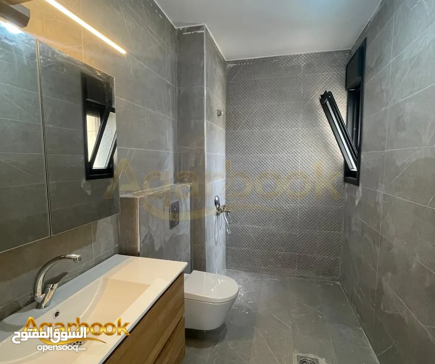 شقة مميزة للبيع في عين منجد