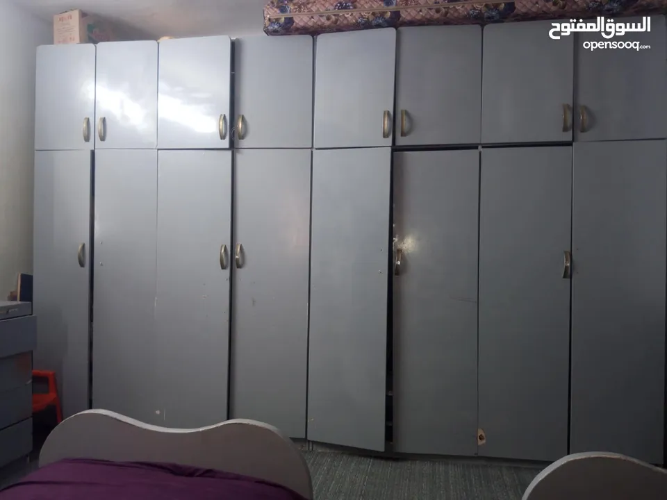 غرفة نوم مكونه من تختين وخزانتين طابقين تفصيل وتواليت