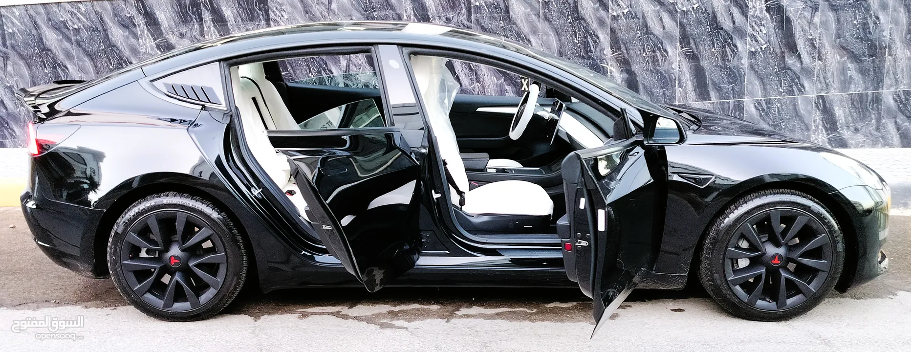 تيسلا 2023 model 3 فحص كامل اوتوسكور لون اسود ملوكي داخلي ابيض بحالة الوكالة بسعر لقطة ومحروووق