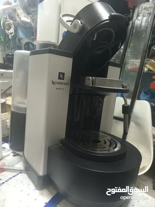 ماكينة نيسبريسو أصلية جديده بالكرتون وكتب التشغيل وماكينة طحن قهوه بحالة الجديده