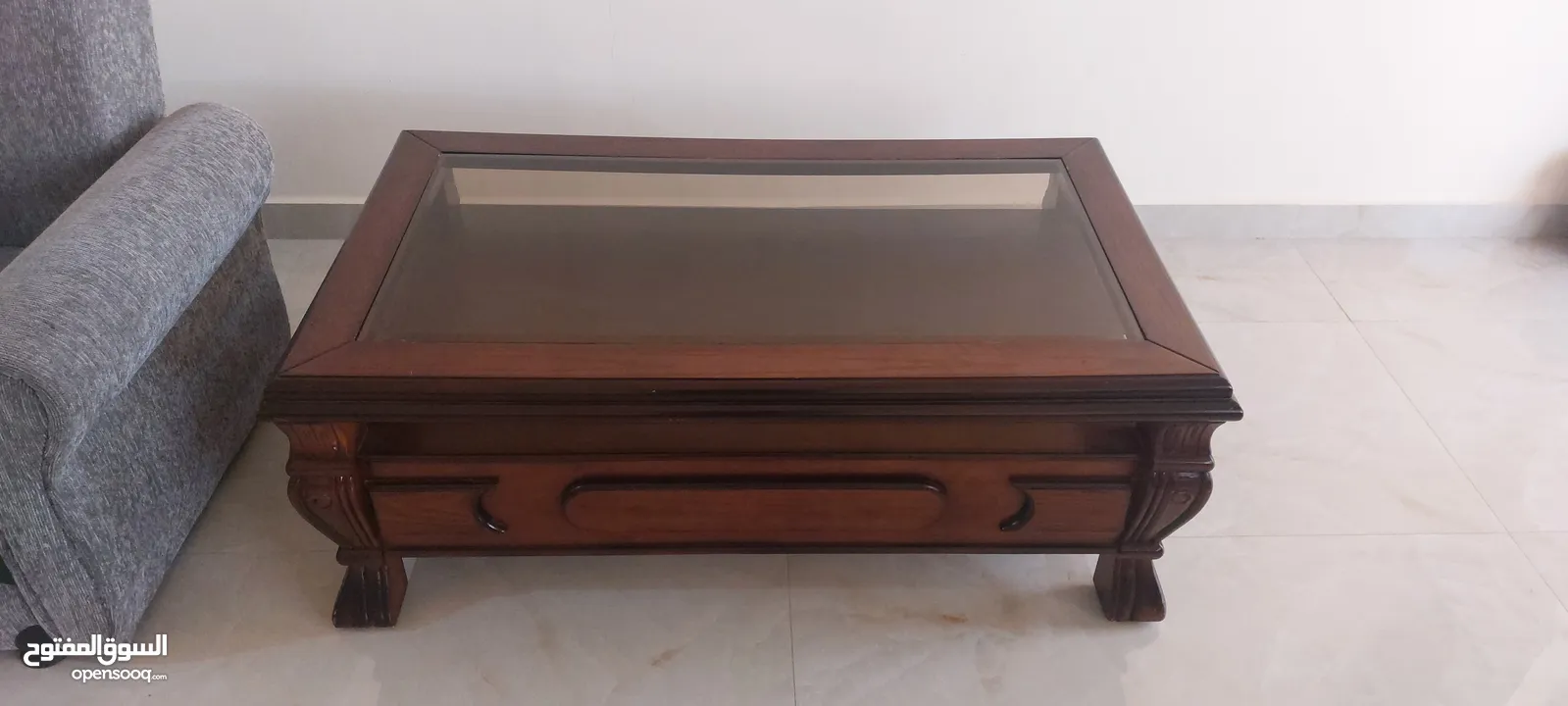 طاولة وسطية لغرفة ضيوف أو معيشة