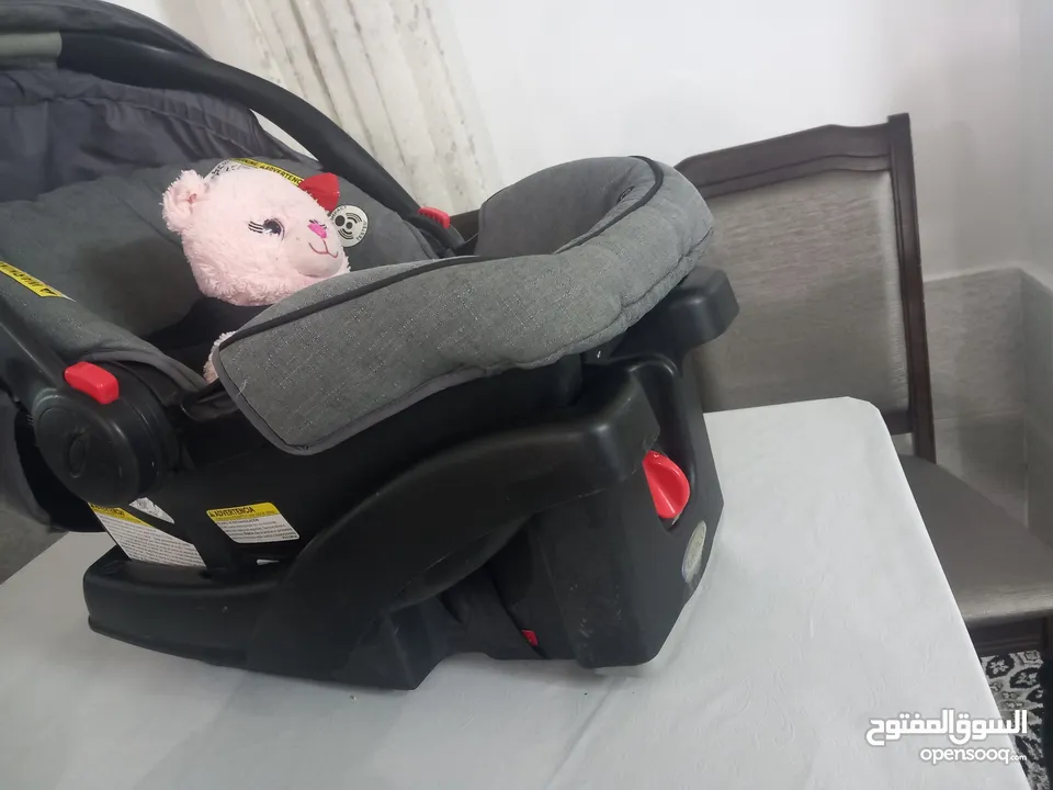 كوت وكارسيت براند مع قاعدة تثبيت في السيارة  Graco Baby's Car Seat   . -