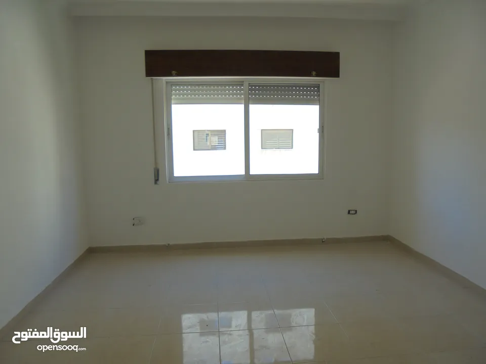 شقة خلف مديرية الامن العام وجامعة البتراء 200م مربع للبيع (3 دقائق عن شارع المطار)