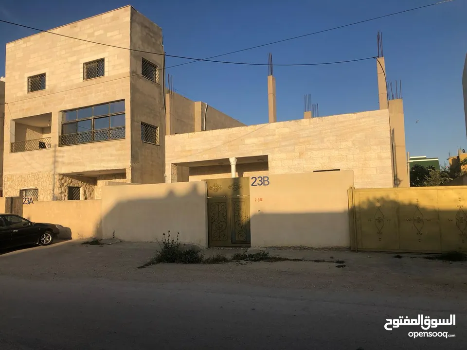 بيت طابقين وروف وطابق واجه حجر