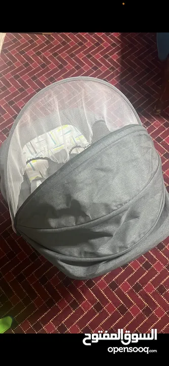 هزاز يصبح تخت ويمكن رفعه ليصبح مقعد شبه جديد استخدام جداااا خفيف  نظيف  مع ناموسيه