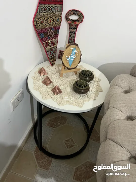 كنب تفصيل ما الو غير سنه جديد جديد جديد ولا كانو مستعمل مع طاولات وبرداي وسجادة كلو استعمال سنه فقط