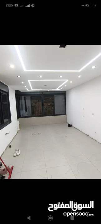 بيت جديد غير مسكون مكون من ثلاث طوابق في المزرعه الغربية بالقرب من شركة النزيه للبلاط منطقه هادئه