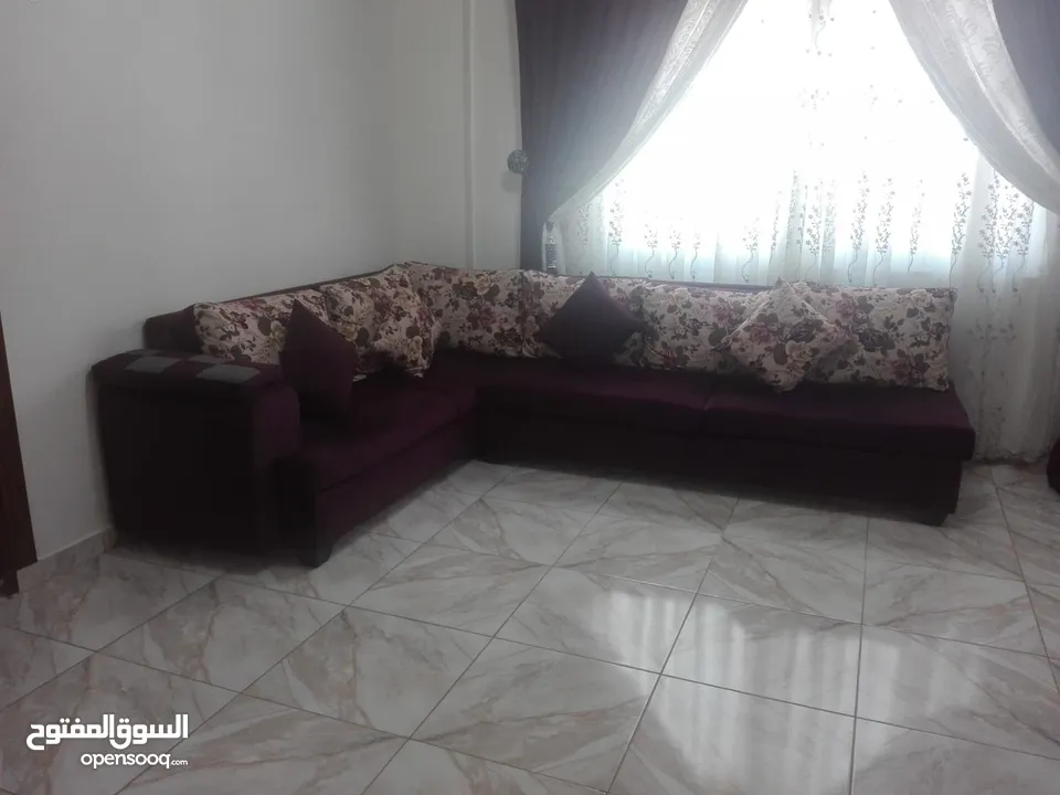 طقم كنب كورنر شبه جديد استعمال خفيف مع طقم طاولات سيرفيس