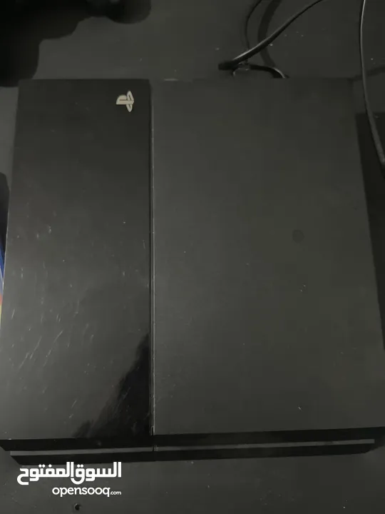 بليستيشن 4 شبه جديده ولا خرب ونضيفه فش فيها ولا مشكله مع أتين ودسكين  بقدرش أوصل