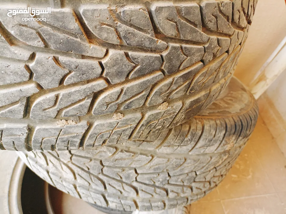 4  فرد طقم كاوتش عريض 285/60R/18 بحالة جيدة