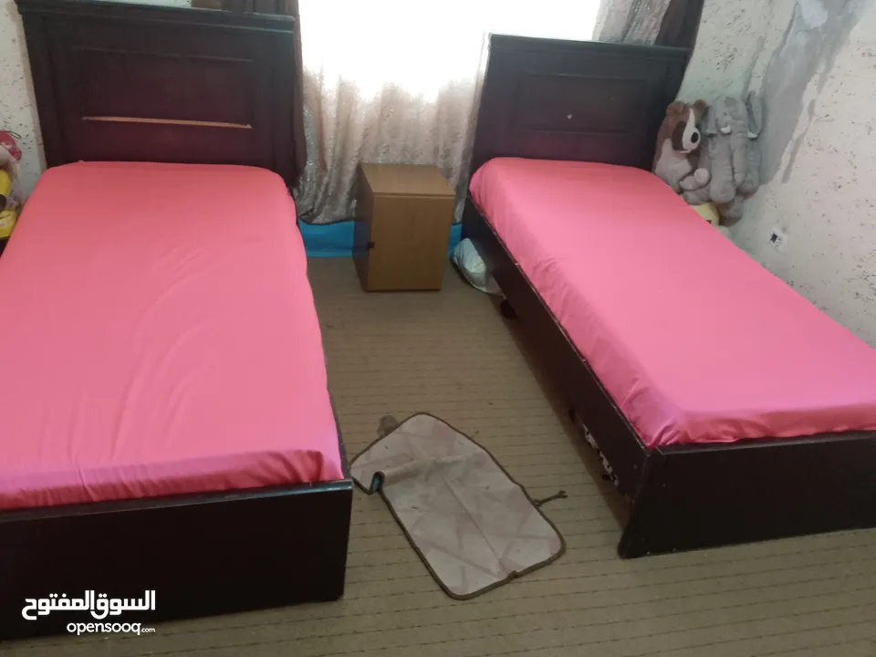 تختين خشب مع فرشتين