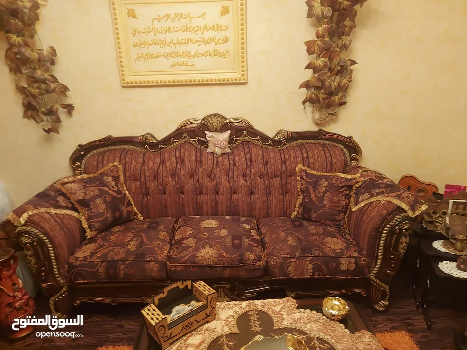 طقم كنب بحاله جيدا جدا  مع الطاولات