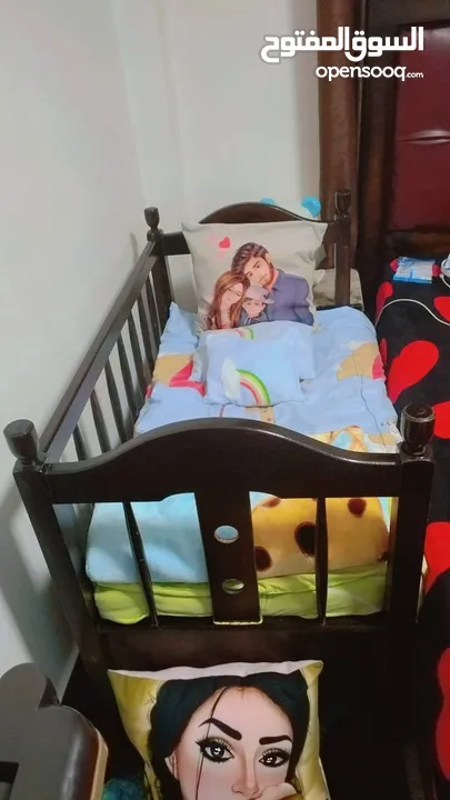 سرير طفل مع اغراضه