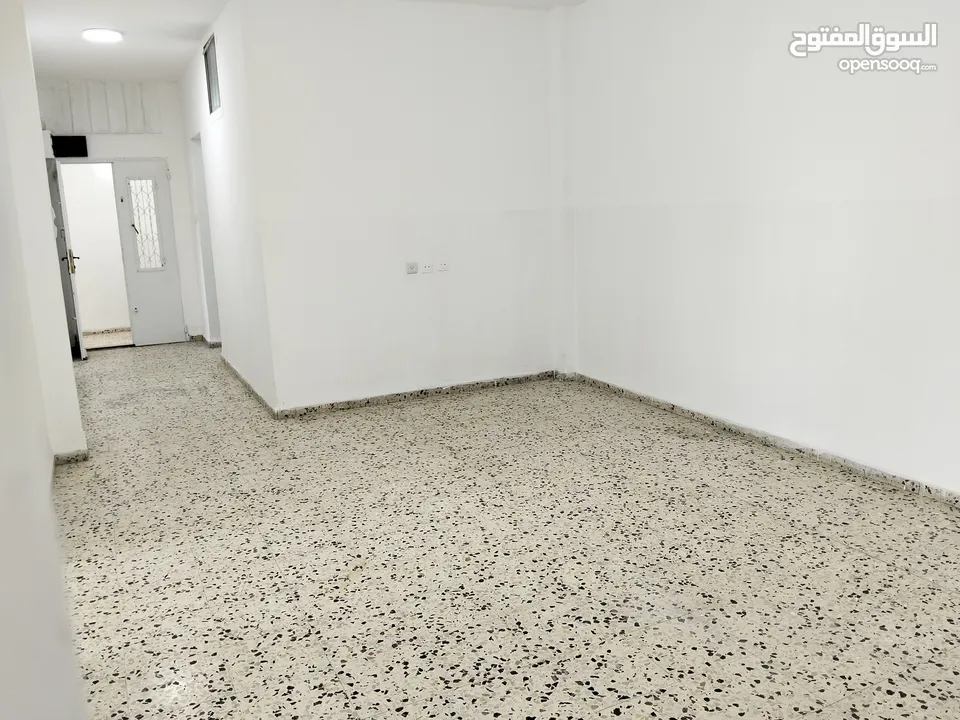 شقة للايجار حلحول الشارع الرئيسي