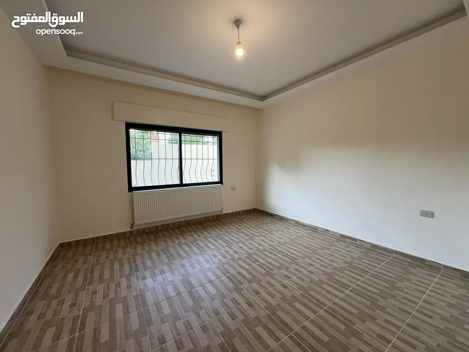 شقة شبه ارضي خلف سيفوي مرج الحمام جديدة وبسعر مغري جدا جدا ..  وبأقل من سعر التكلفة .
