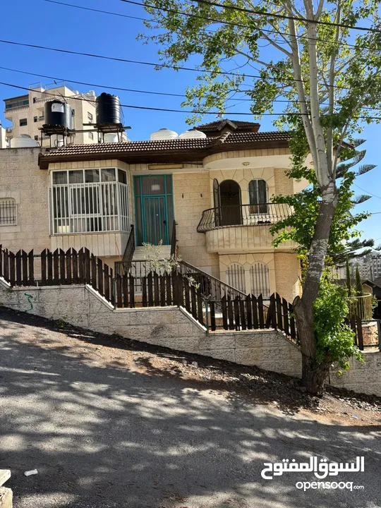 بيت مستقل في بتونيا مستقل مساحه داخلي 300متر مع حديقه مساحه الارض 650متر