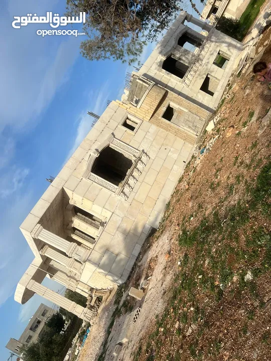 فيلا عظم 560م على قطعة أرض 1035متر على شارع البترا للبيع