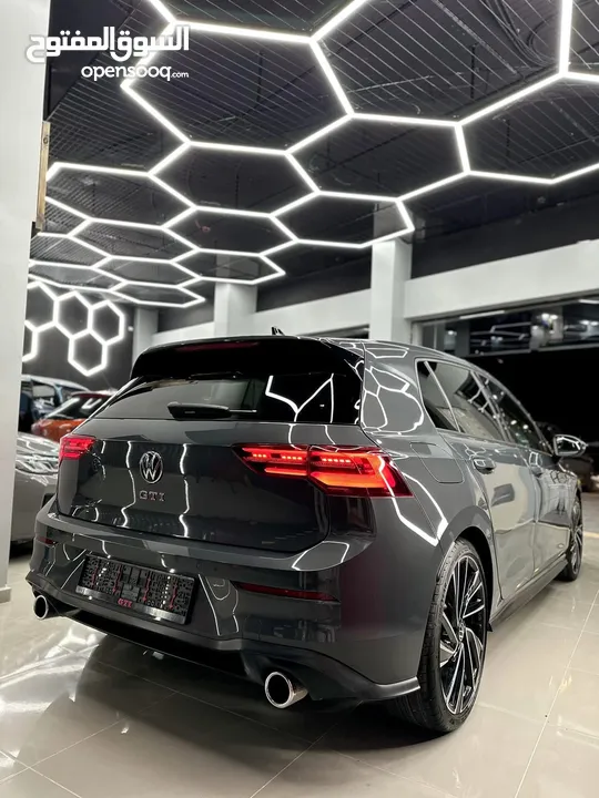 GTI mk8 عداد 30 ألف . اضافات نادرة . بحال الوكالة