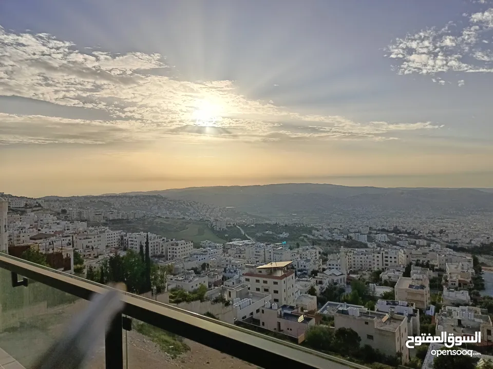 شقة فاخرة بإطلالة  مميزة بارقى مناطق عمان الغربية الجبيهة ارضي واخير مع رووف وطوابق