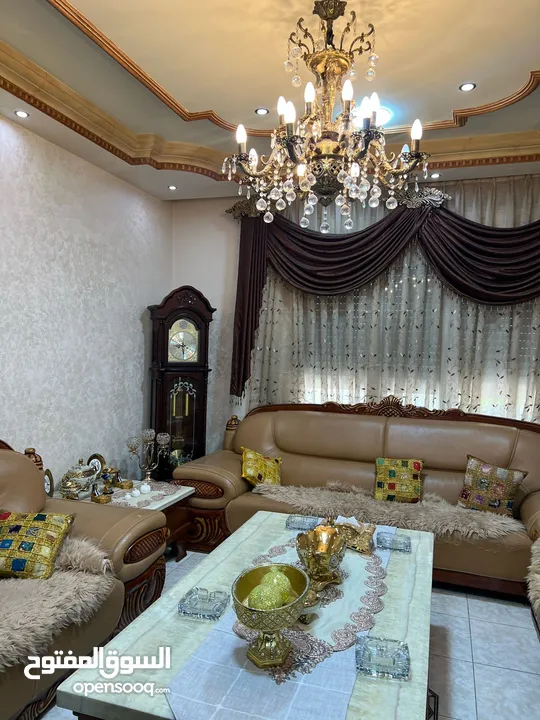 طقم كنب ملوكي بسعر حرق (7 مقاعد)   بحالة وكالة مع ثلاث طاولات رخام وخشب