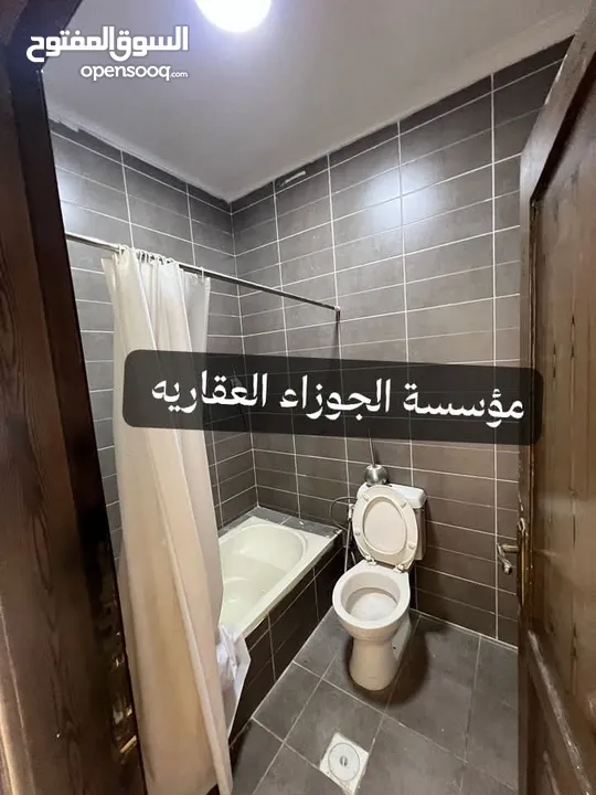 شقة فارغة للايجار في منطقة البنيات طابق شبه ارضي مع بلكونتين
