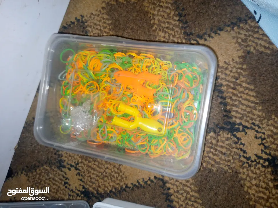 العاب اطفال خرز ومكياج ومطاطات لصنع الكثير من الاكسسوارات مع هديه بسيطه مجهوله
