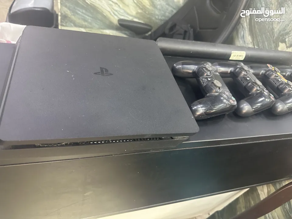 PS4 slim جهاز بليستيشين 4 سلم مع 4 ايادي تحكم و اشتراك للبيع مع 4 ايادي تحكم