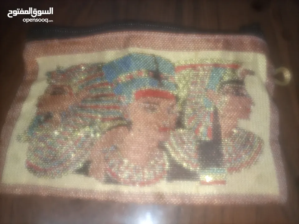 اهرامات بلورية مع اكسسوارات نحاسية