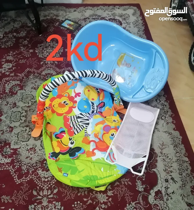 سرير اطفال بحاله الجديد10kd كرسي اطفال 3kd بانيو لعبه 2kdعلاقت ملابس 3kd