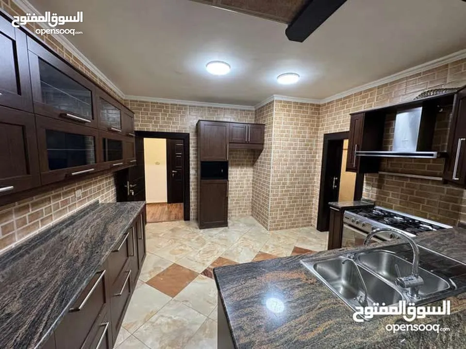 شقة طابقية - الصويفية - 3نوم 1ماستر - 240م - قرب الخدمات العامة