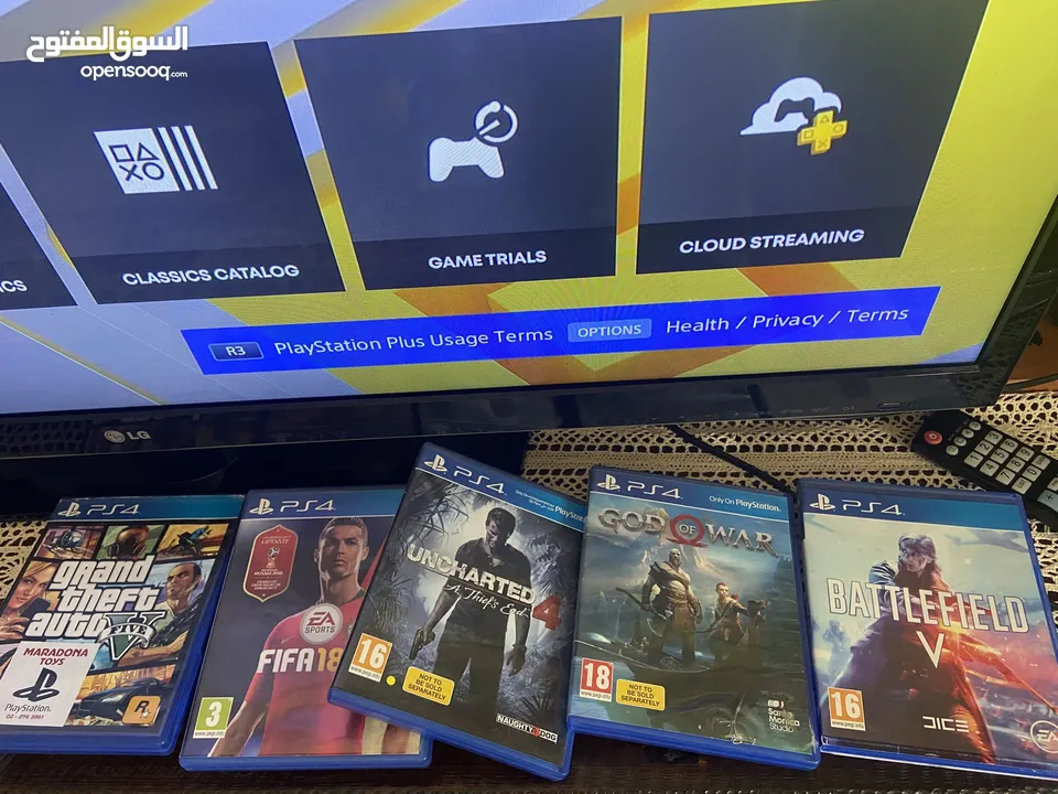 Playstation 4 slim 1T / بلاي ستيشن 4 1 تيرا مستعمل شبه جديد مع ايدتين واللعاب