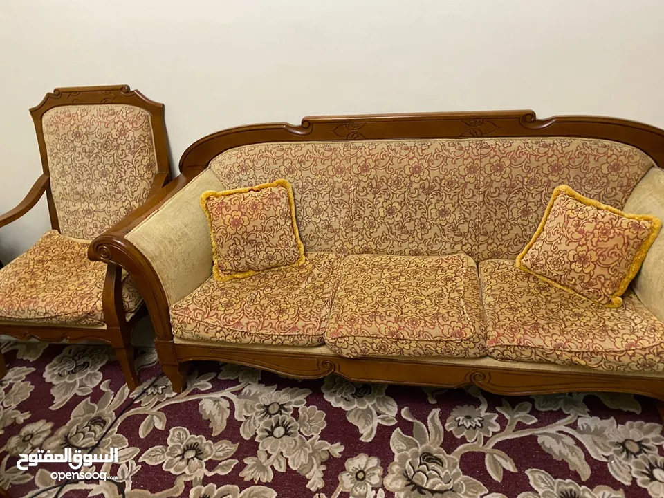 طقم كنب خشب زان بحالة جيده جدا 9مقاعد اربع مفردات ثلاثيه ومجوزة مع السجاده وثريات عدد اثنين