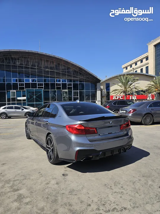 سيارة BMW فاخرة