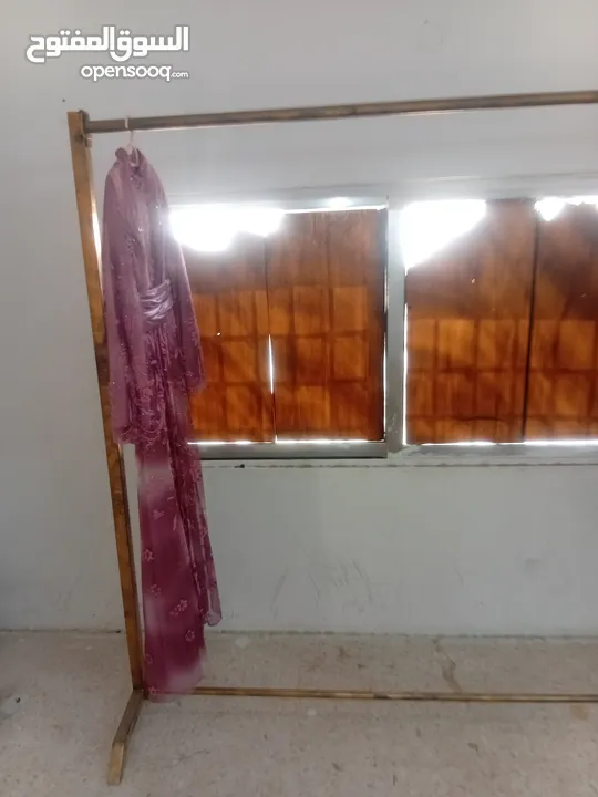 موجود ستاند ملابس حديد كبير  بزبط لفساتين  ارتفاعه 195 طوله 3 متر  فصلته تفصيل بنفك وبتركب( سهل الفك