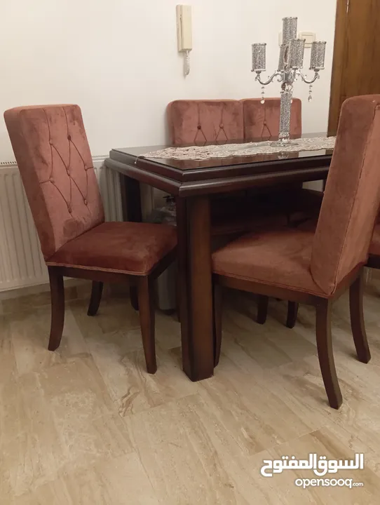 طقم كنب ضيوف فاخر و طاولة سفرة وطاولة وسط