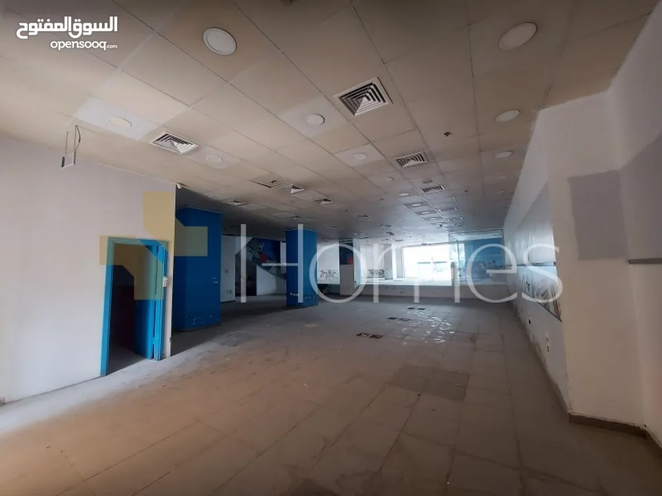 معرض يصلح لكافة الاعمال التجارية للبيع في شارع عبدالله غوشه