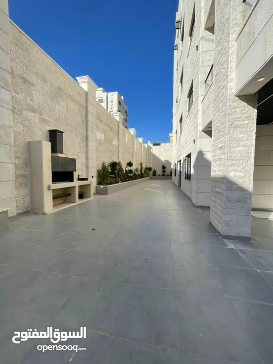 شقة للبيع  بمساحة فيلا 550 متر شقة شبة ارضي طريق المطار خلف مدارس العالمية
