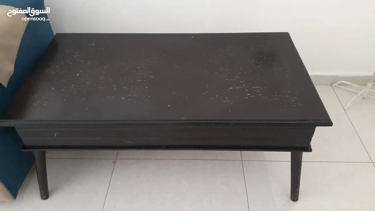 غرفة ضيوف مع 3 طاولات طقم كامل
