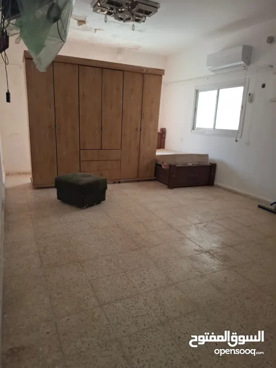 ستوديو خلف الاستراحة