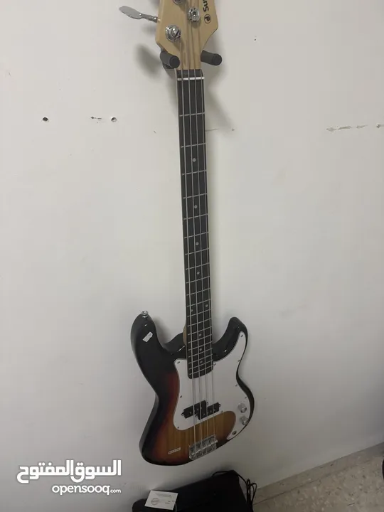 Bass guitar للبيع