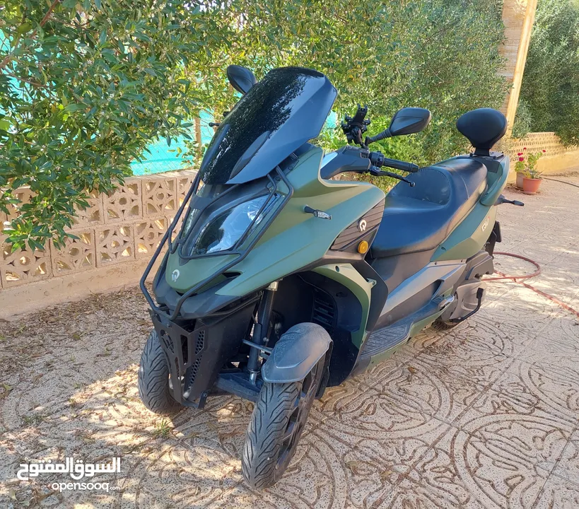 دراجة سكوتر كوادرو ثلاثية العجلات صناعة سويسرية محرك 350cc موديل 2019