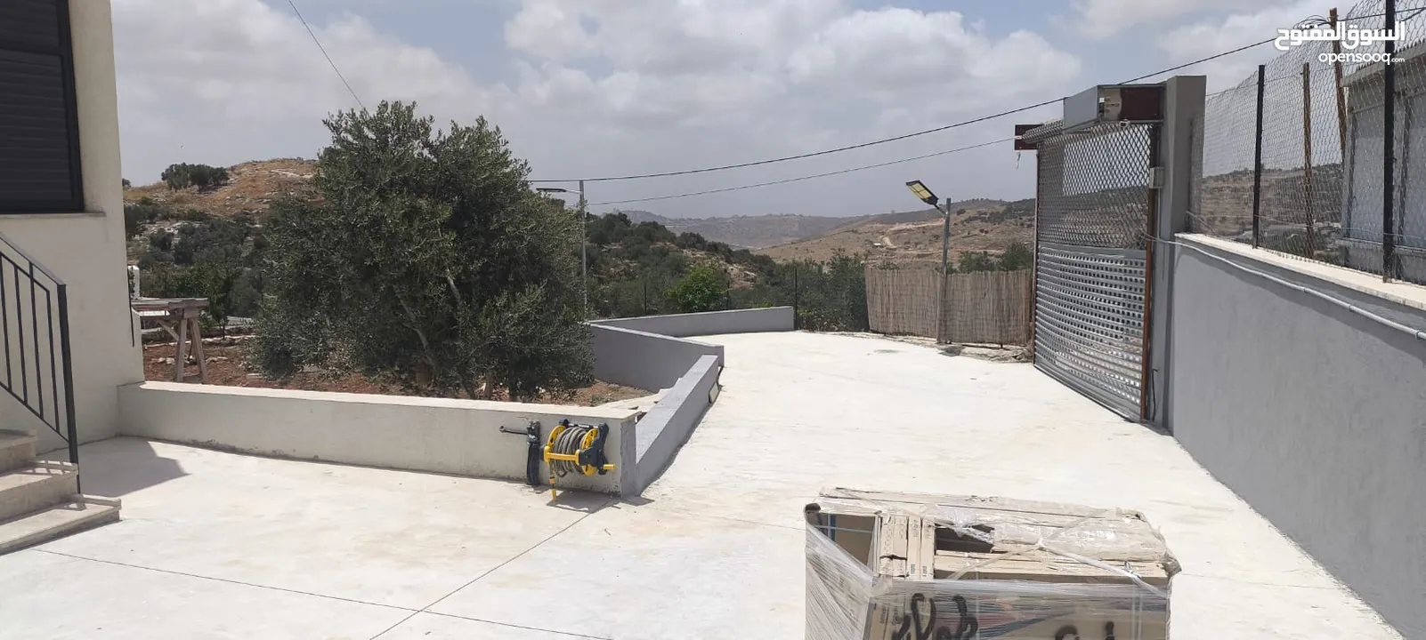 بيت مع حديقة كبيرة