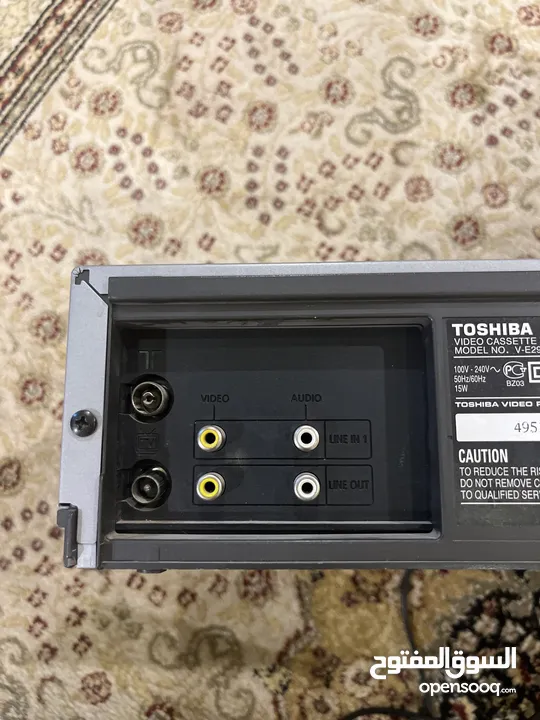 هذا جهاز فيديو VHS من نوع Toshiba،