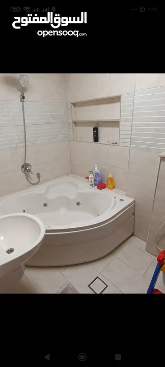 بيت جديد غير مسكون مكون من ثلاث طوابق في المزرعه الغربيه بالقرب من شركة النزيه للبلاط